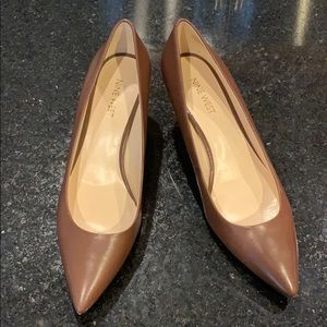 Nine West kitten-heel pumps, brown size 7.5
